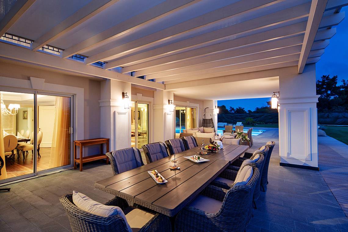 Terrasse mit Esstisch im Titanic Deluxe Golf Belek