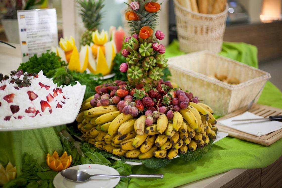 Obstplatte im Timor Hotel mit verschiedenen Früchten und Deko