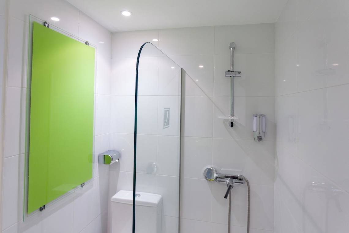 Badezimmer des Timor Hotels mit Duschkabine und Toilette.