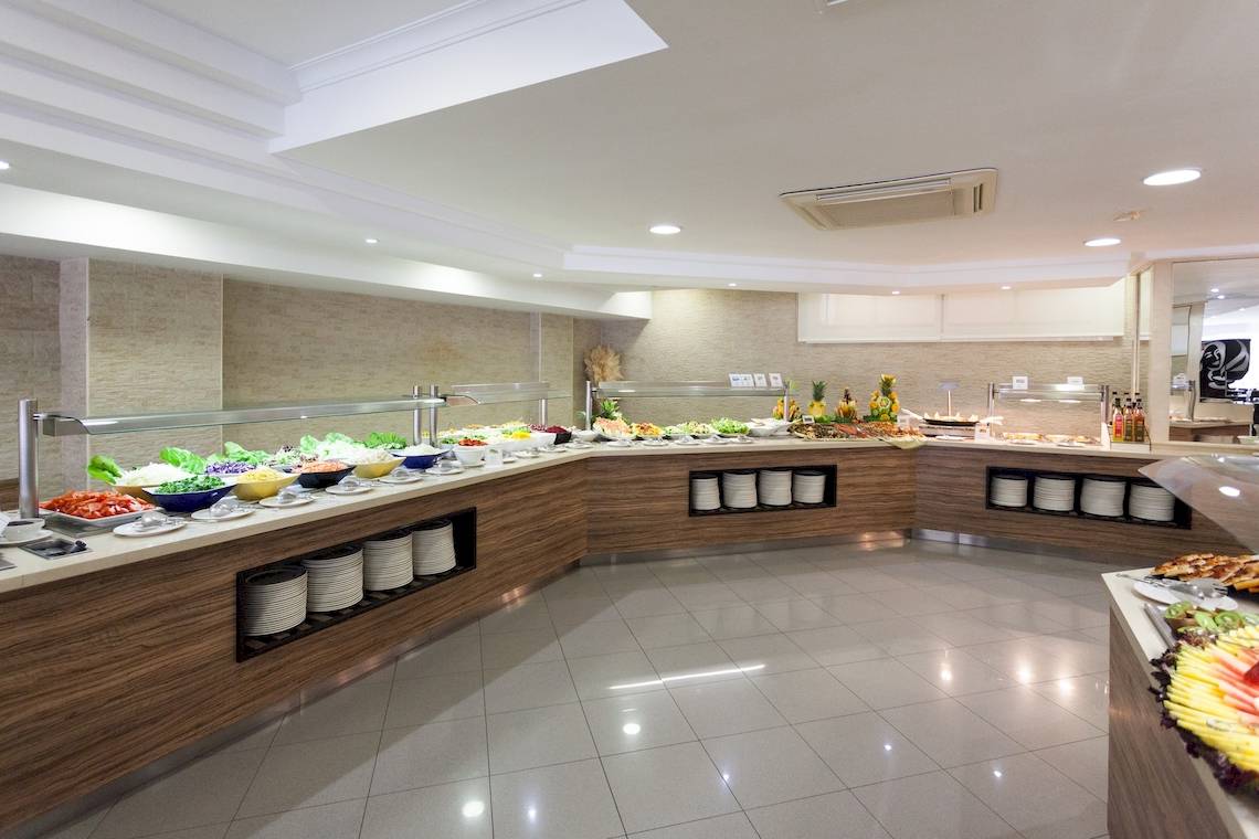 Buffetbereich im Timor Hotel mit verschiedenen Salaten und Gerichten.