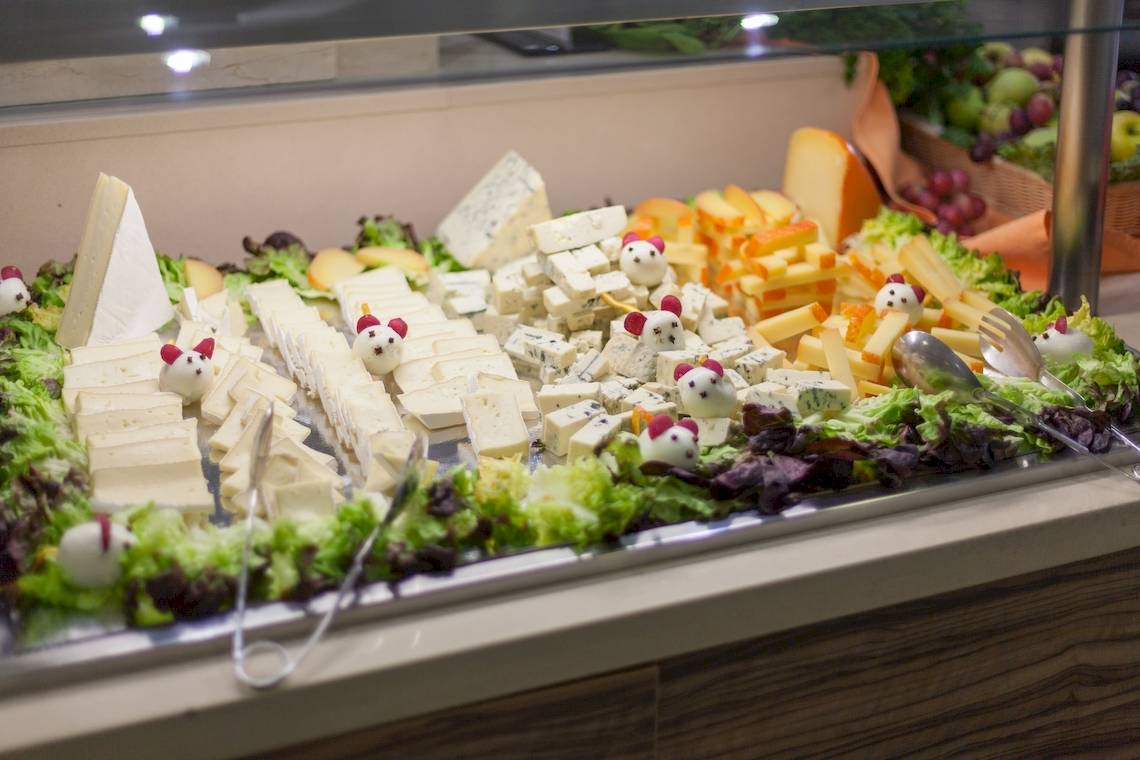Buffet mit verschiedenen Käsesorten und Früchten im Timor Hotel.
