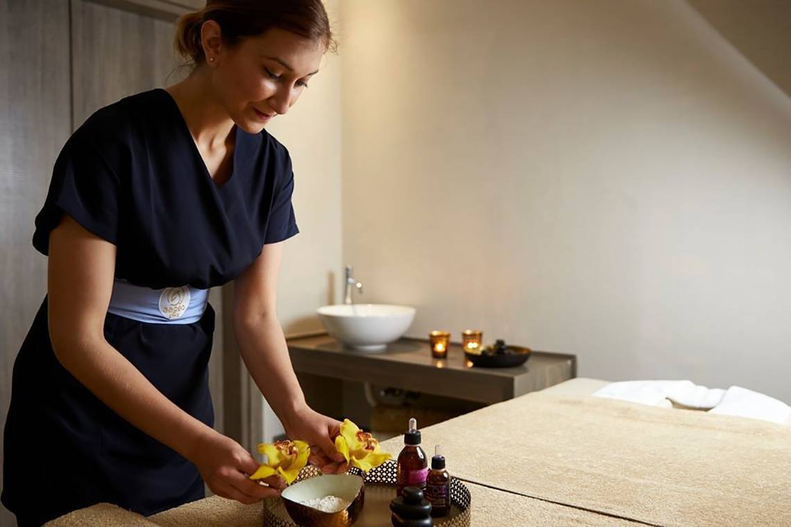 Massage Behandlung im Capo Di Corfu Hotel von einer Frau durchgeführt