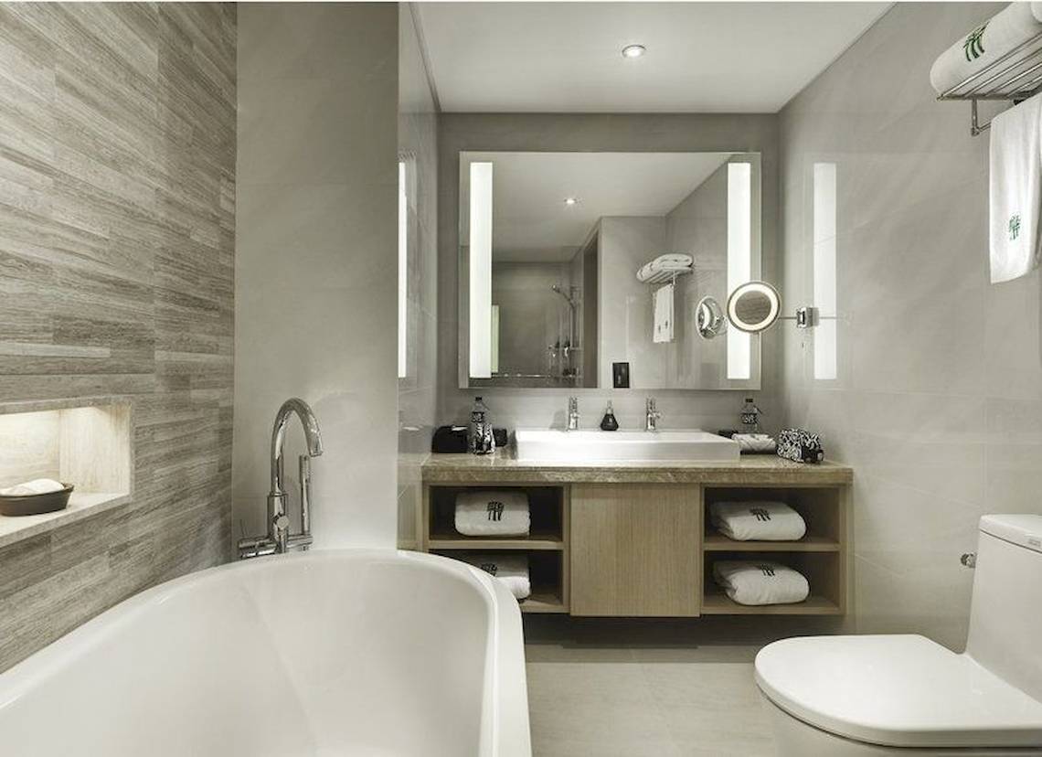 Modernes Badezimmer im Banyan Tree Bangkok Hotel mit Badewanne, Waschbecken und Toilette.