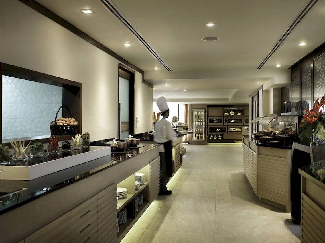 Buffettisch im Banyan Tree Bangkok Restaurant mit vorbereiteten Speisen und einem Koch.