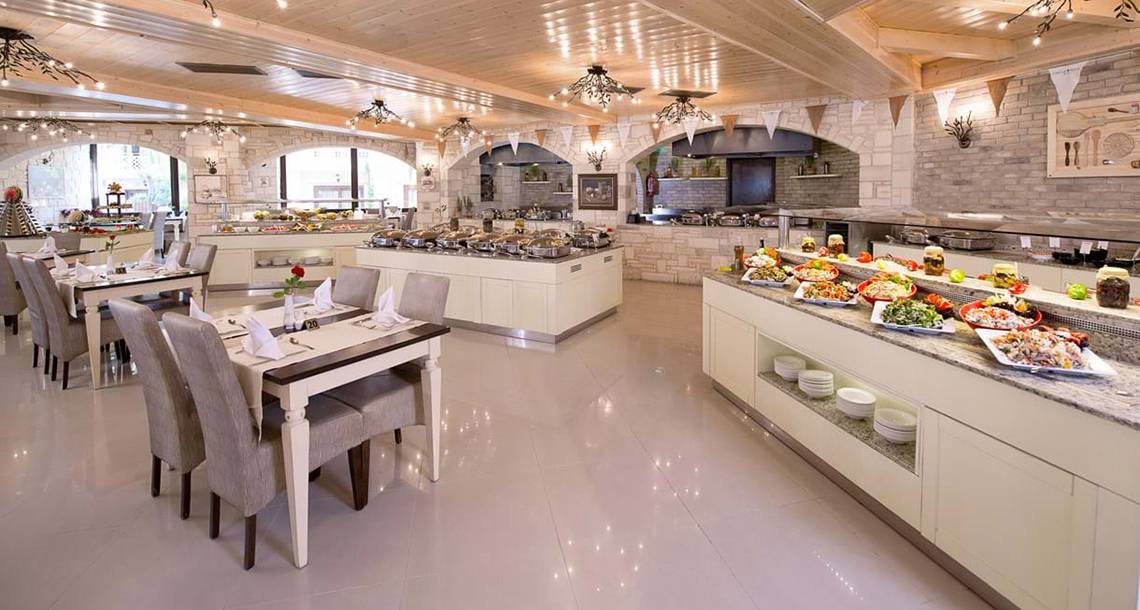 Buffetrestaurant im Cactus Royal Hotel mit vielen Gerichten und Tischen.