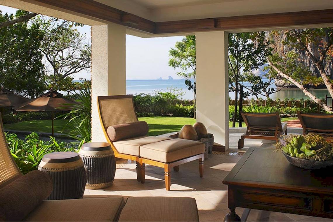 Terrasse mit Meerblick im Rayavadee Hotel mit Möbeln und Pflanzen.