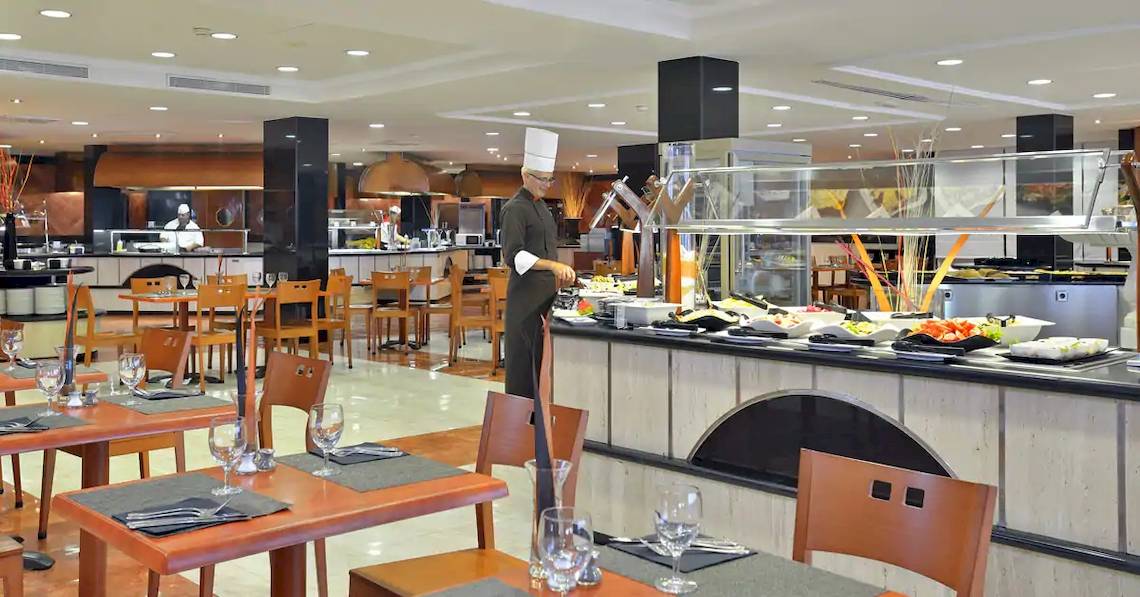Buffet im Sol Guadalupe Hotel Restaurant mit einem Koch in einer Küche im Hintergrund.