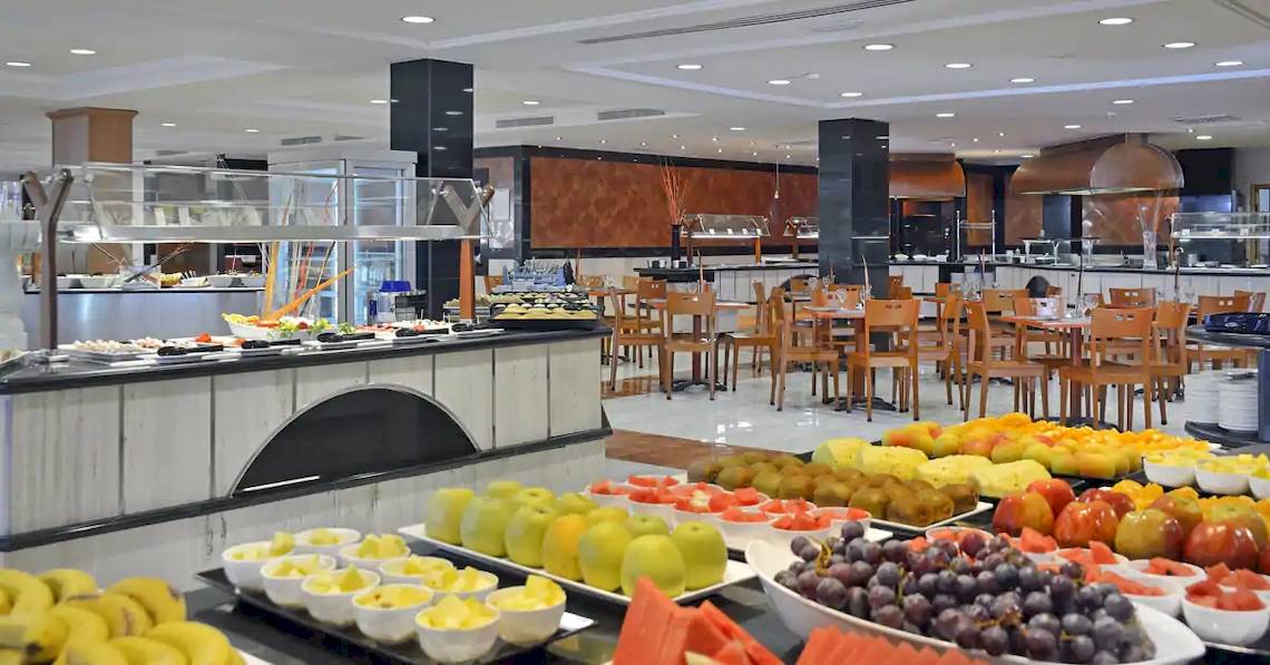 Buffetbereich des Sol Guadalupe Hotels mit vielen Obstsorten und Sitzgelegenheiten.
