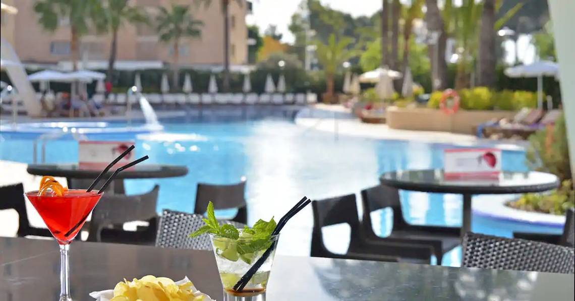 Cocktails auf einem Tisch neben dem Pool im Sol Guadalupe Hotel