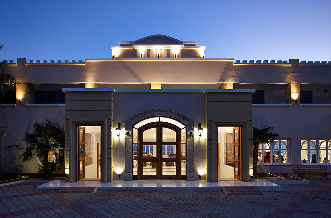 Außenansicht des Mitsis Summer Palace Beach Hotels bei Nacht mit Beleuchtung