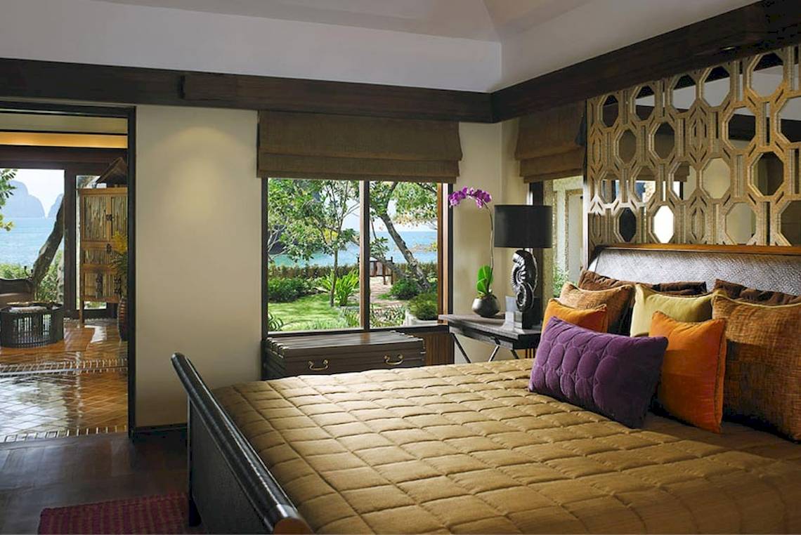 Schlafzimmer im Rayavadee Hotel mit Meerblick, Bett, Fenster und Gartensicht.