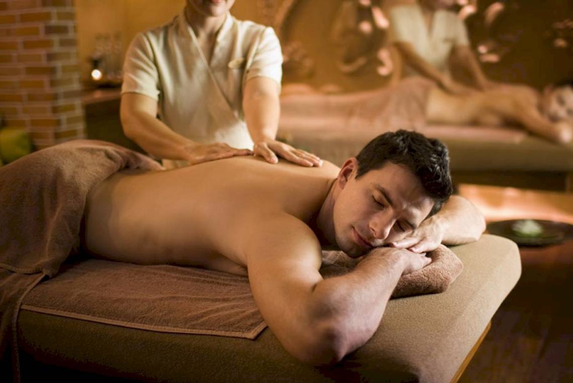 Mann genießt Massage im Rayavadee Hotel