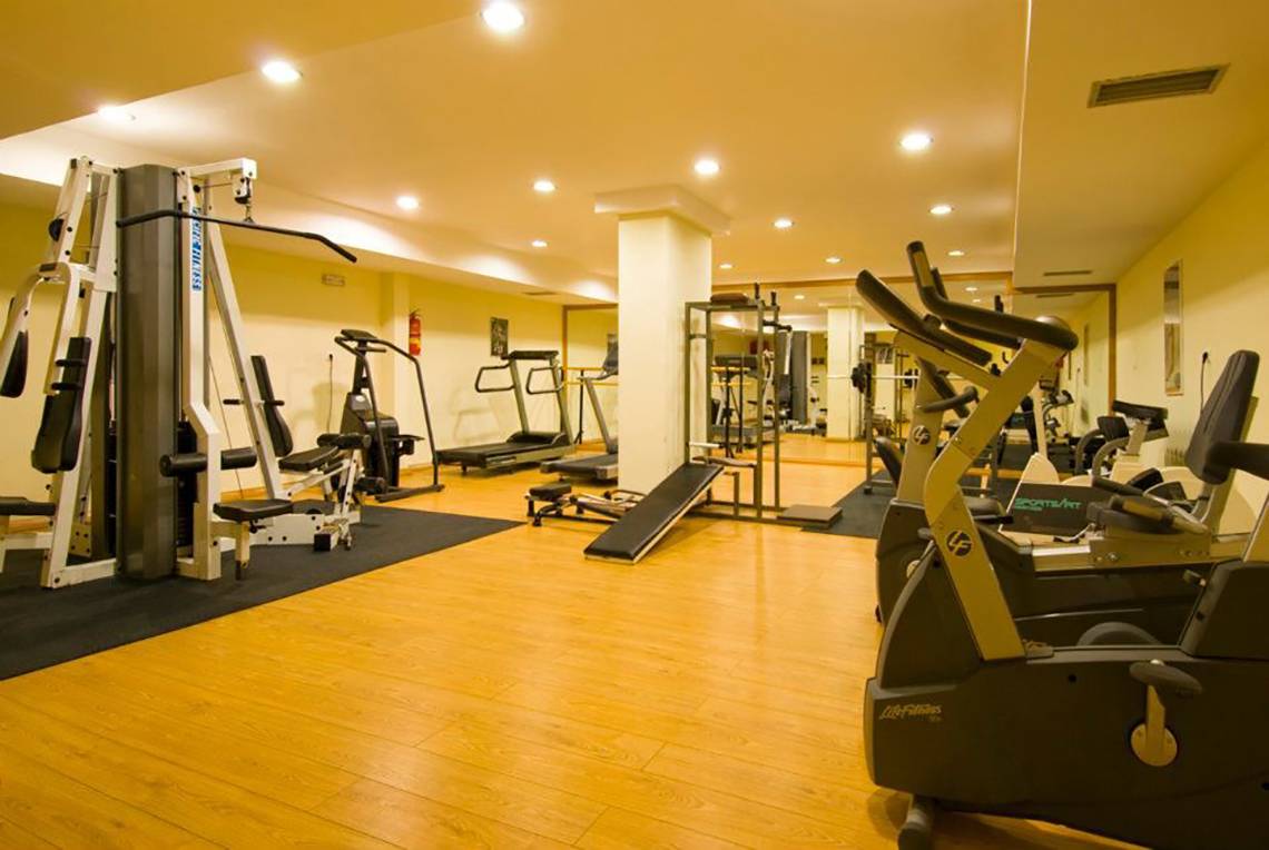 Fitnessbereich des Platanista Hotels mit verschiedenen Trainingsgeräten und Geräten.