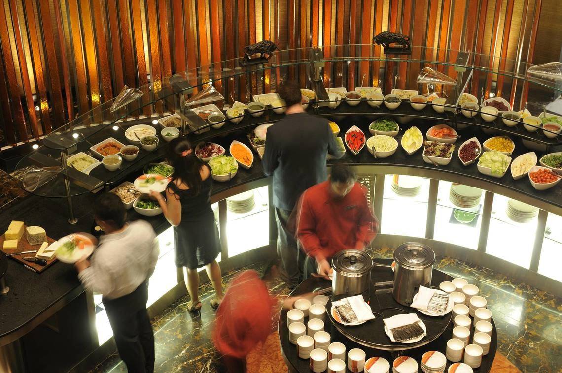 Ein Speisesaal im Intercontinental Abu Dhabi mit verschiedenen Gerichten an einem Buffet.