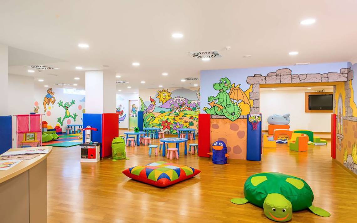 Kinderspielzimmer im Alexandre Hotel Troya mit bunten Möbeln und Wandmalereien.