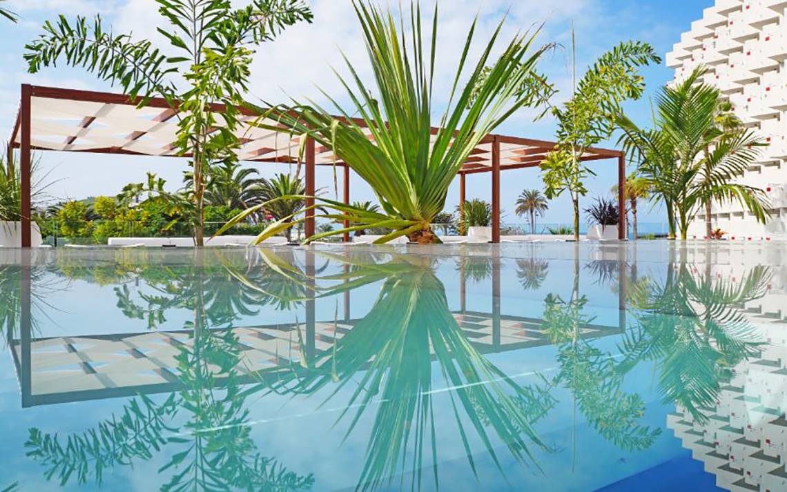 Poolbereich des Alexandre Hotel Troya mit Pergolen und Pflanzen