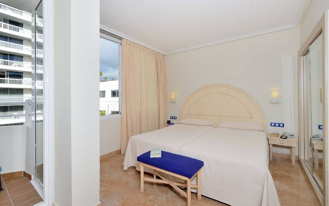 Doppelbett-Zimmer im Alexandre Hotel Troya mit Balkon und Stadtblick.