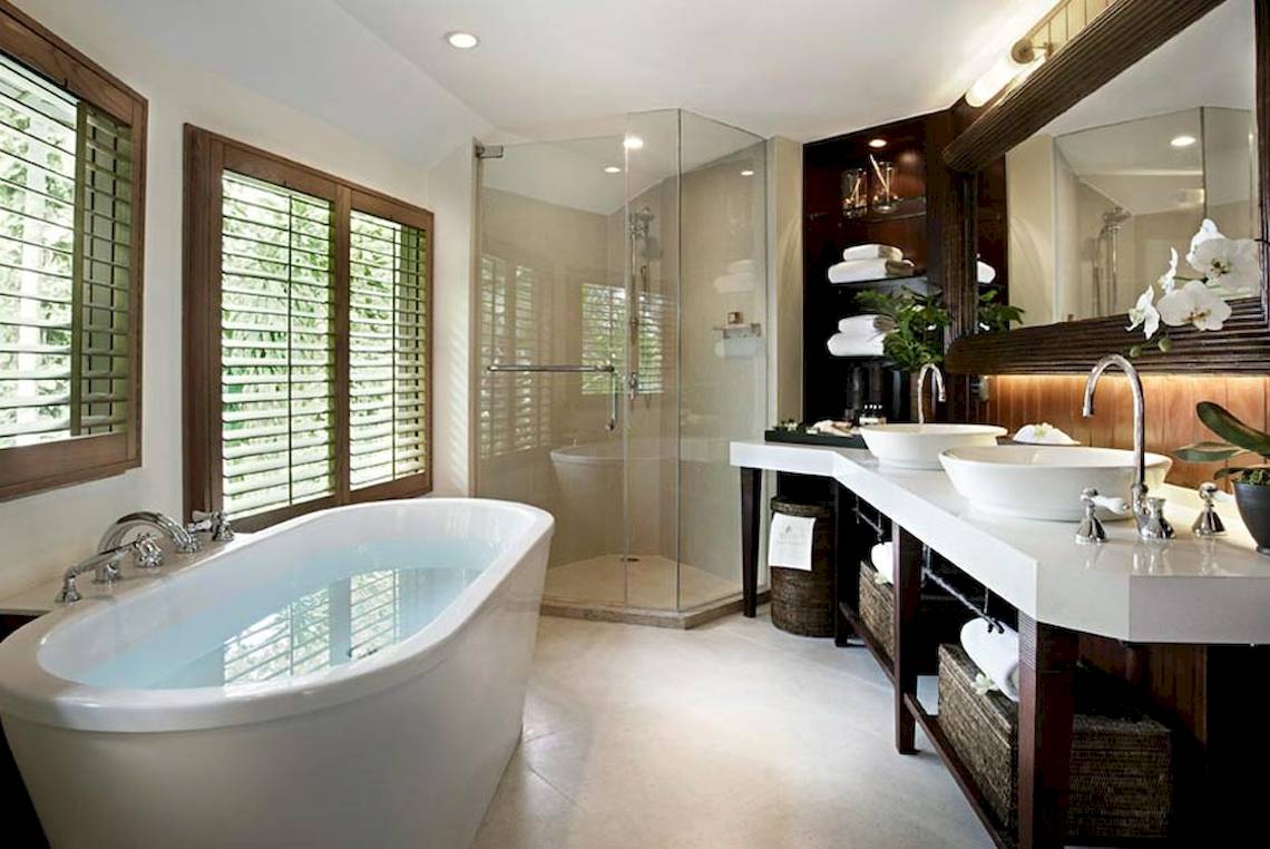 Badezimmer im Rayavadee Hotel mit Badewanne, Dusche und Waschbecken.