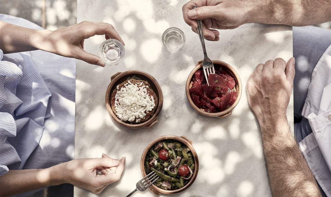 Abendessen im Hotel Candia Park Village mit verschiedenen Gerichten auf einem Tisch.