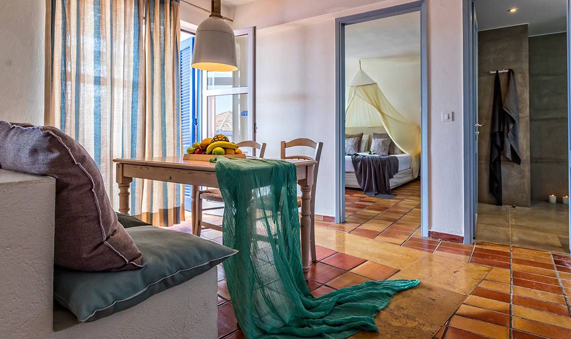 Candia Park Village Inneneinrichtung: Sitzecke mit Tisch und Bett