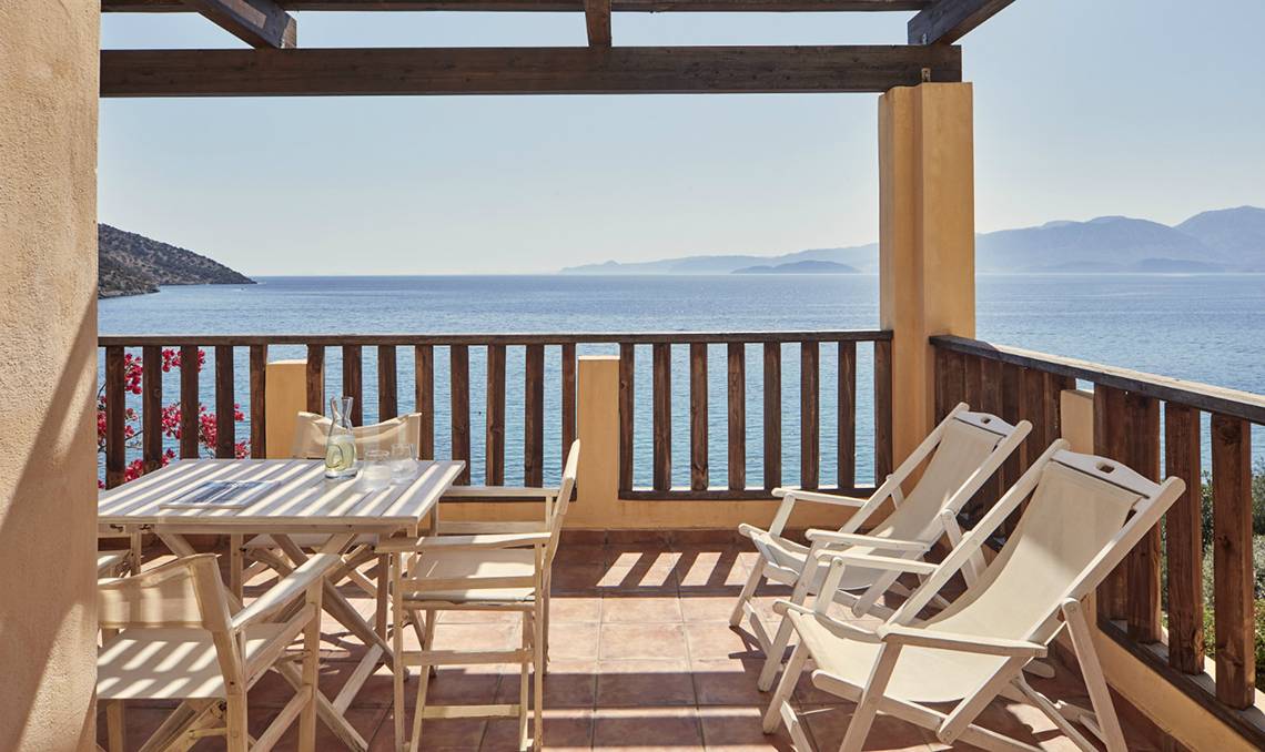 Balkon des Candia Park Village mit Blick auf das Meer und Berge.