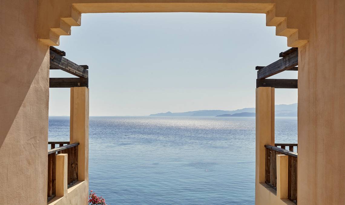 Blick vom Balkon des Candia Park Village auf das Meer und die Berge.
