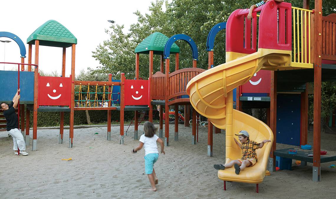 Kinder spielen auf dem Spielplatz im Candia Park Village
