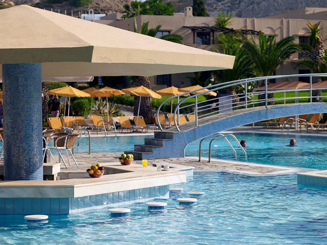 Außenpool des Porto Bello Beach Hotels mit überdachtem Bereich und Brücke