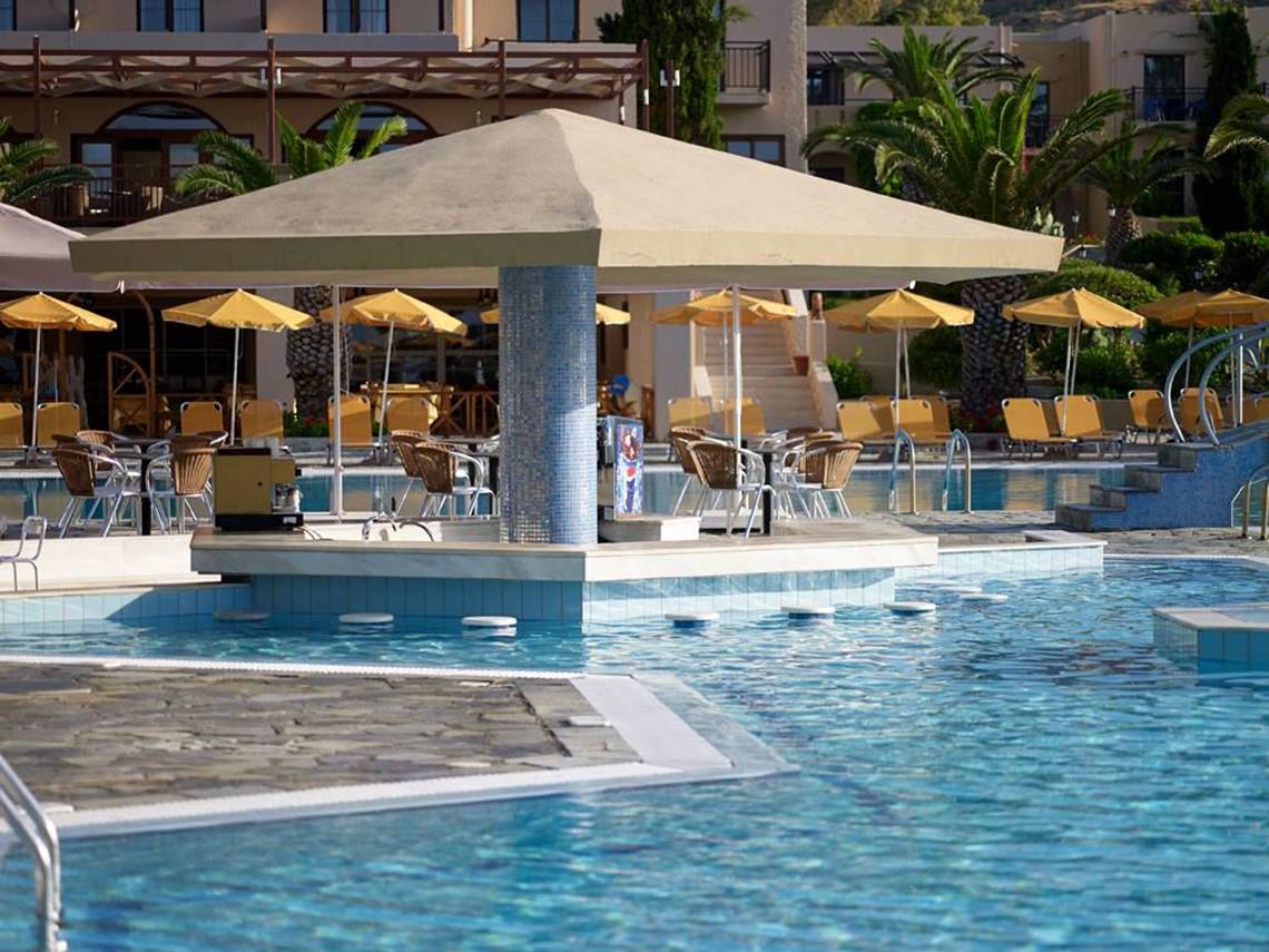 Poolbereich des Porto Bello Beach Hotels mit Sonnenschirmen und Stühlen