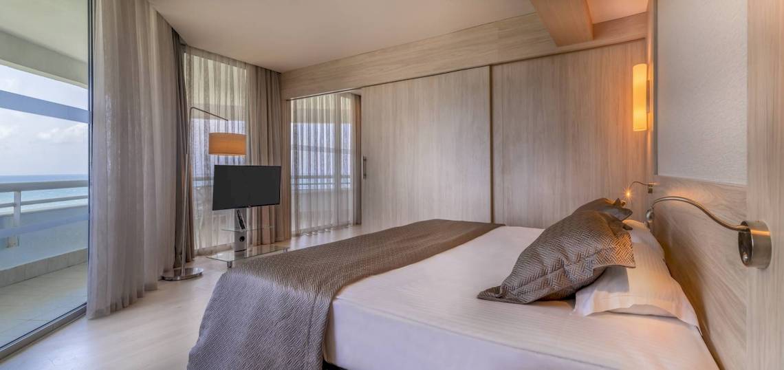 Ein elegantes Hotelzimmer im Concorde De Luxe Resort mit Meerblick, moderner Einrichtung und Komfort.