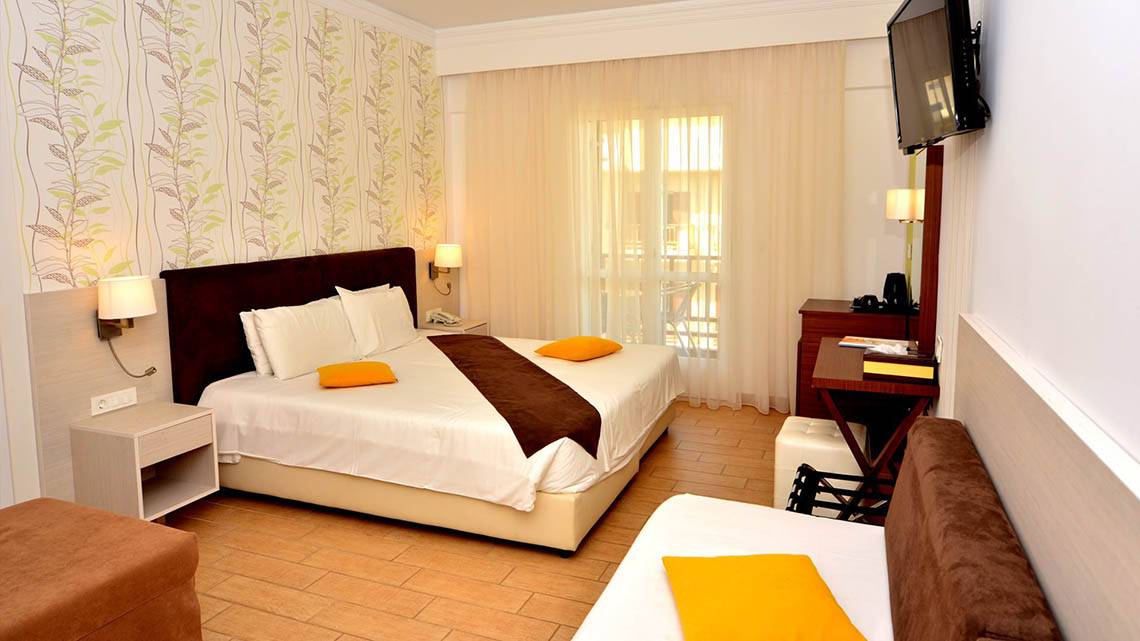 Doppelzimmer im Kalyves Beach Hotel mit zwei Betten, Fernseher und Balkon