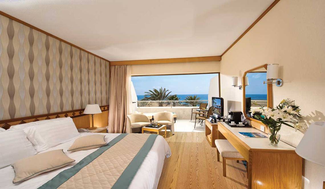 Pioneer Beach Hotel in Paphos