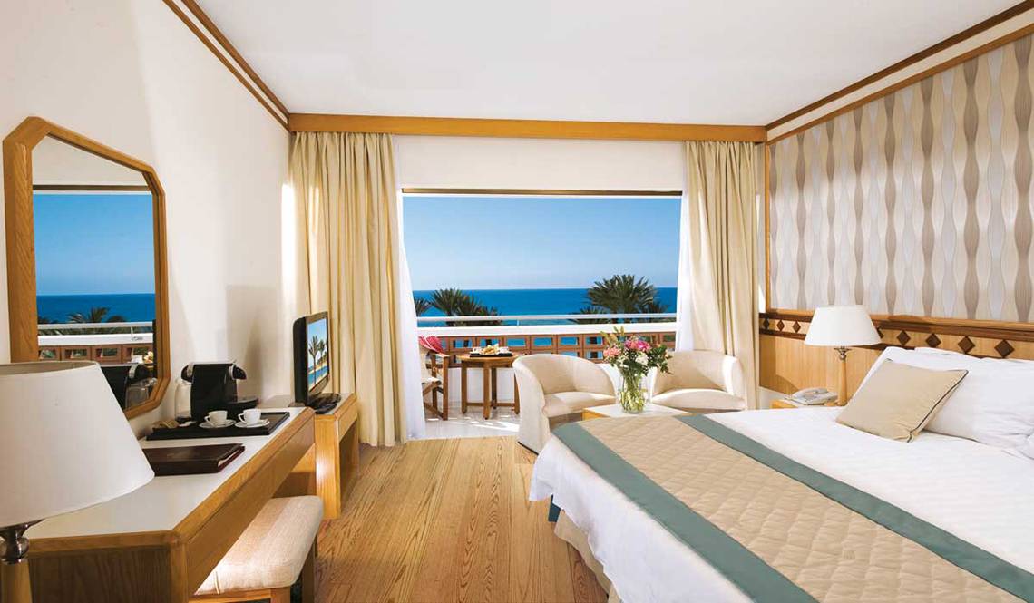 Pioneer Beach Hotel in Paphos