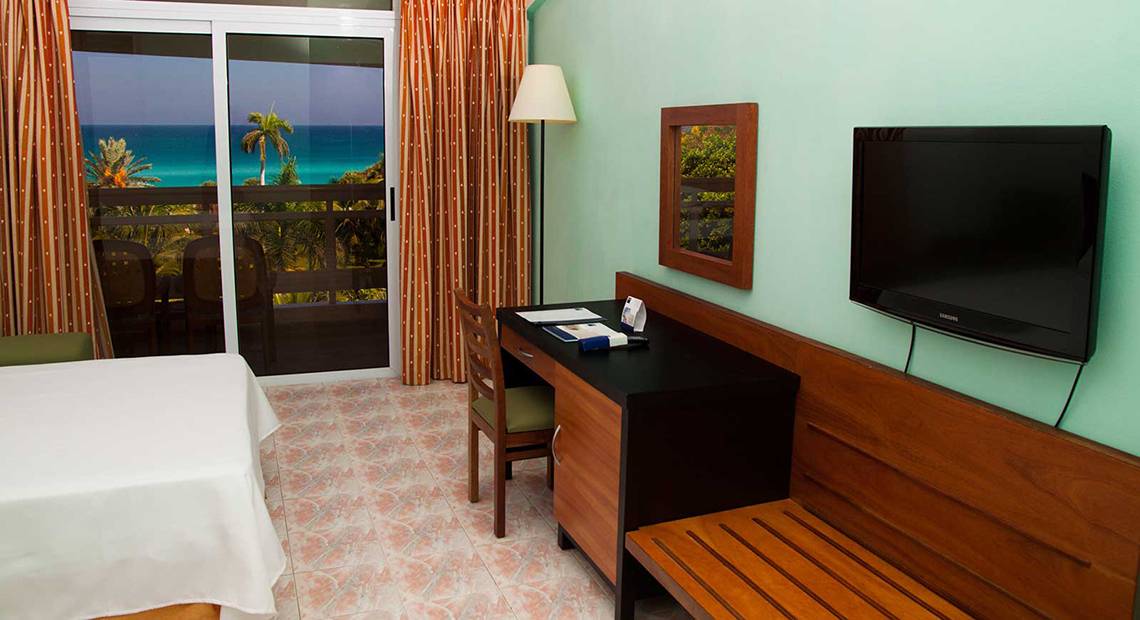 Zimmer im Occidental Arenas Blancas Hotel mit Meerblick, Schreibtisch und Fernseher
