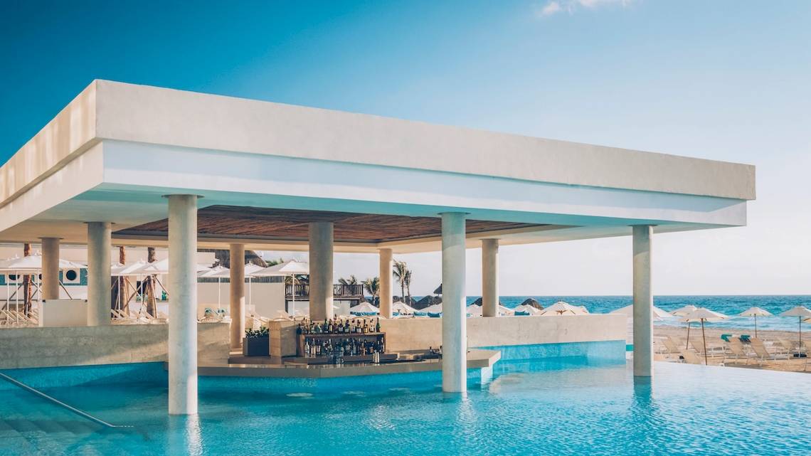Poolbar im Coral Level des Iberostar Selection Cancun mit Blick auf den Strand