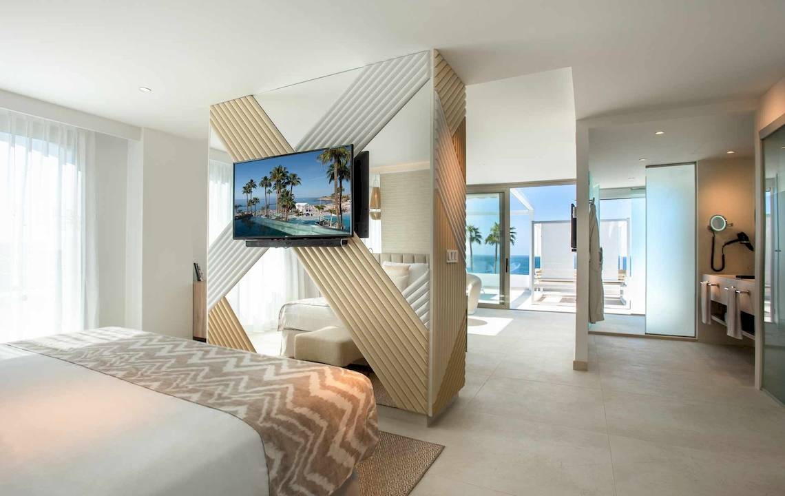Innenansicht eines Zimmers im Guayarmina Princess Hotel mit Blick auf das Meer.