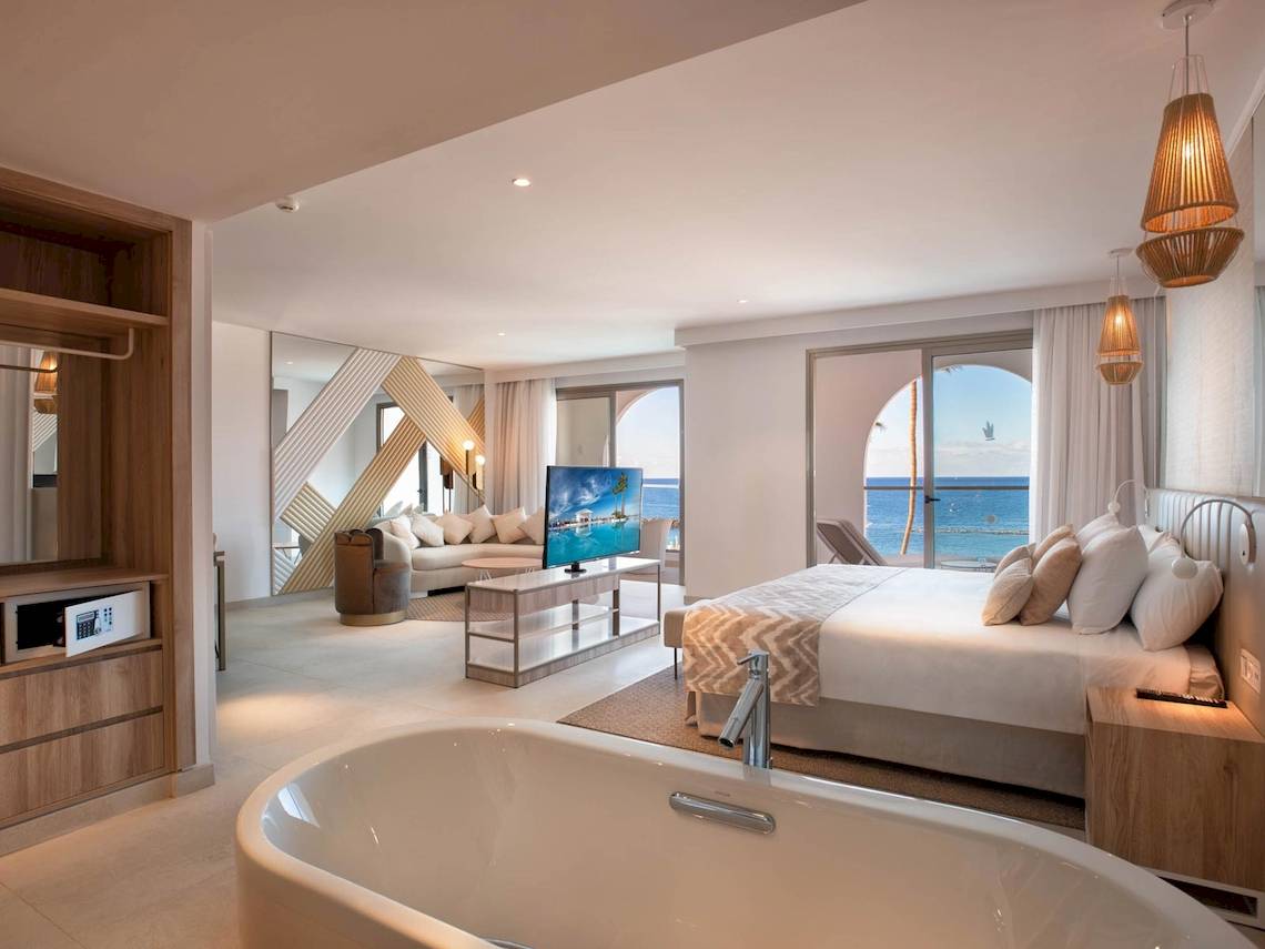 Suite im Guayarmina Princess Hotel mit Blick auf das Meer und ein modernes Interieur.