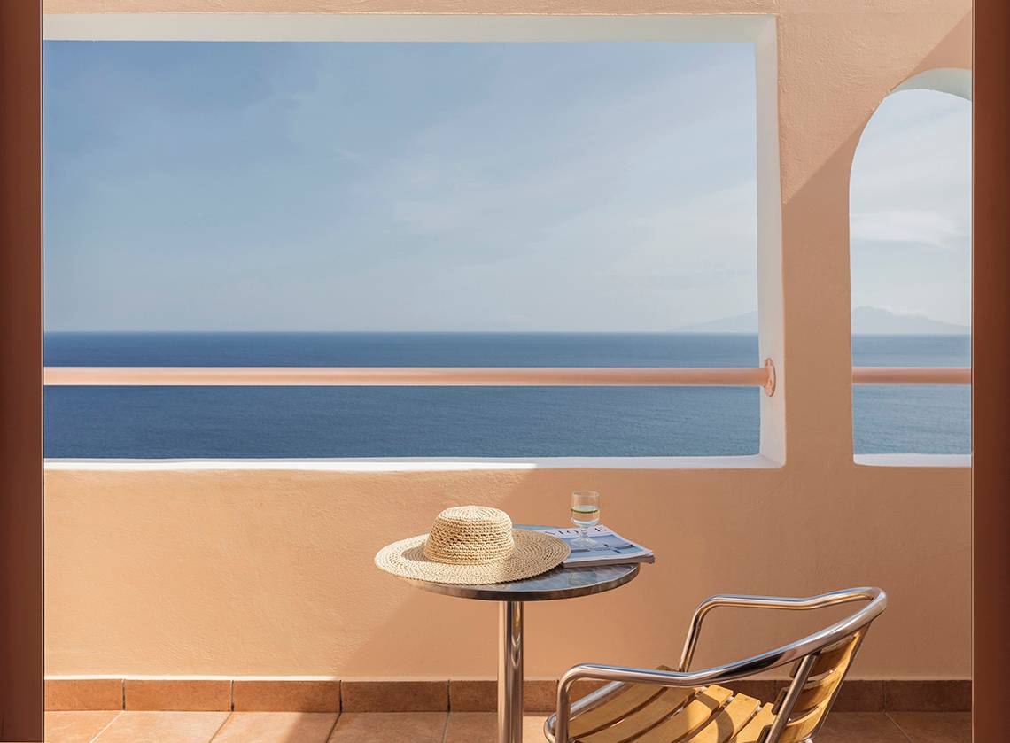 Blick vom Balkon des Mitsis Family Village Beach Hotels auf das Meer.