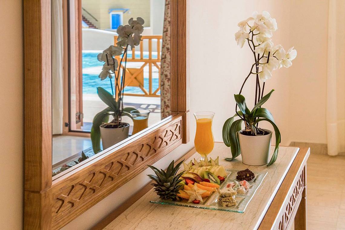 Frühstücksbuffet im Mitsis Family Village Beach Hotel mit Obst und Getränken.