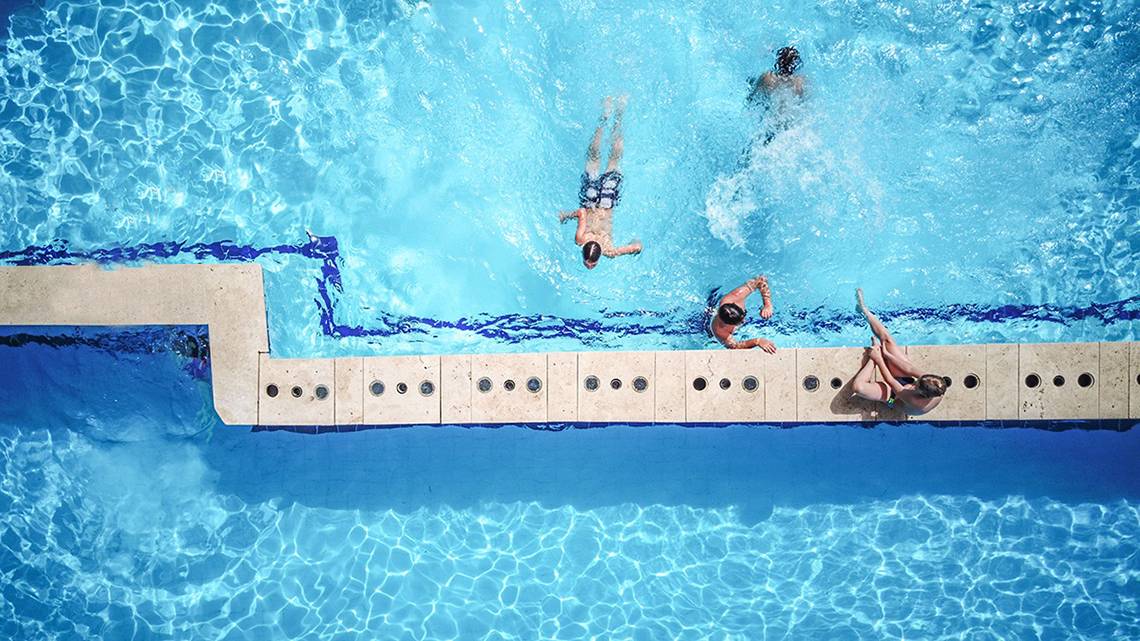 Personen schwimmen im Pool des Ladonia Hotels Adakule.