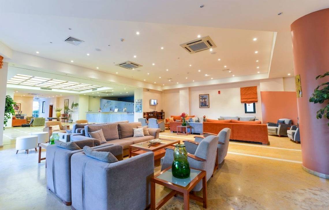 Innenbereich des Mediterranean Beach Resort in Zakynthos mit Sofas, Tischen und Pflanzen.
