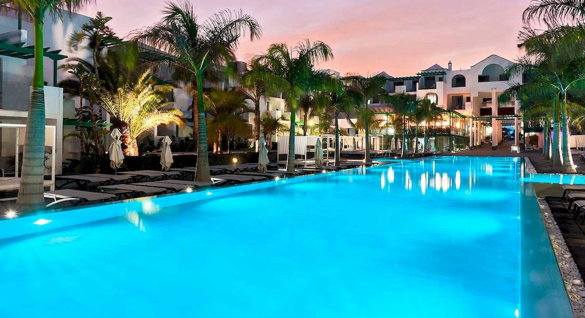 Außenpool des Barceló Teguise Beach Adults Only Hotels bei Nacht