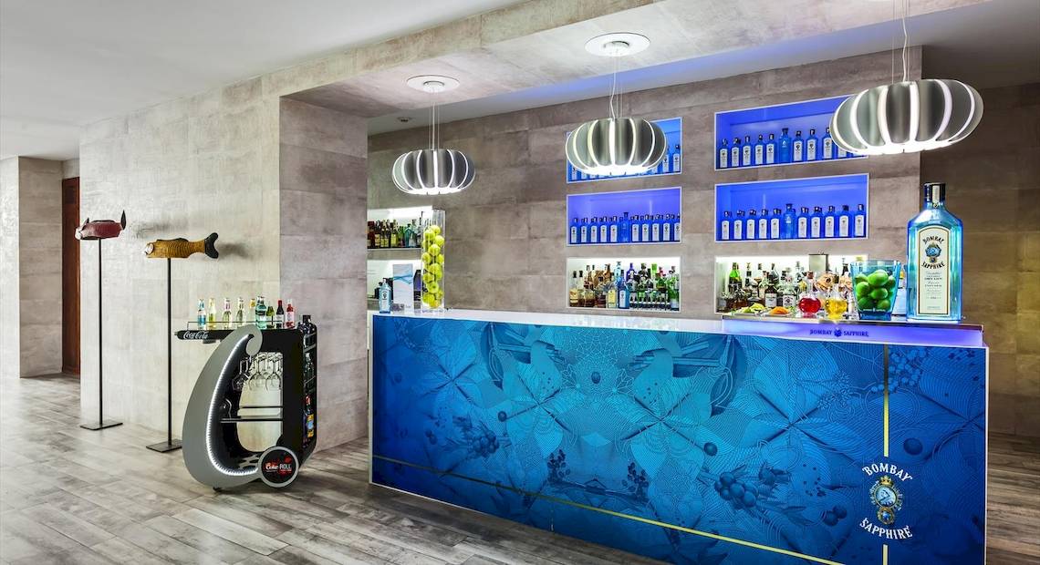 Cocktailbar im Barceló Teguise Beach Hotel mit blauer Theke und Hängelampen