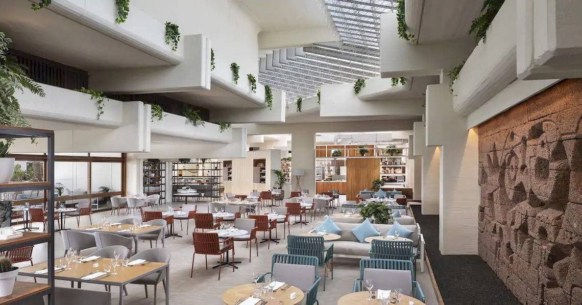 Innenbereich des Melia Salinas Hotels mit Restaurant und vielen Tischen und Stühlen.
