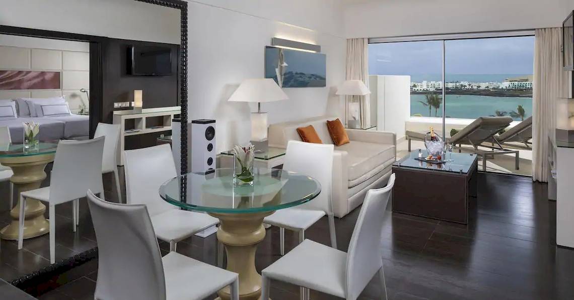 Innenansicht einer Suite im Melia Salinas Hotel mit Blick auf das Meer.