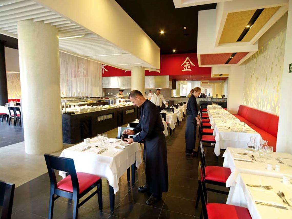 Mitarbeiter im Riu Gran Canaria Restaurant beim Tischdecken