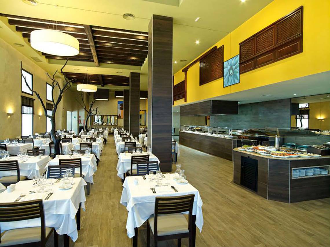 Innenansicht des Restaurants im Riu Gran Canaria Hotel mit gedeckten Tischen und Buffet.