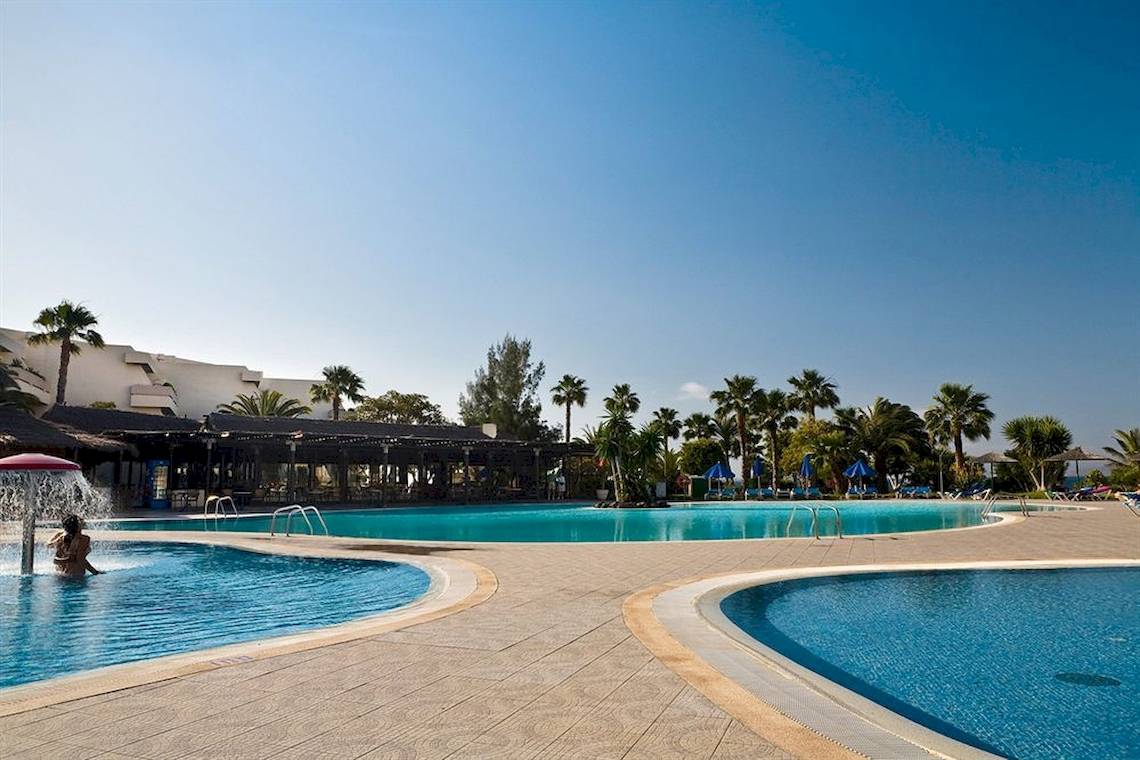 Außenpool des Dreams Lanzarote Playa Dorada Resort & Spa mit Wasserfontäne