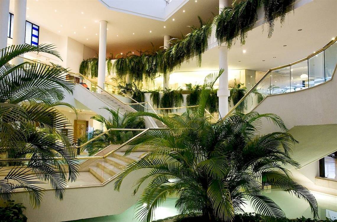 Lobby des Dreams Lanzarote Playa Dorada Resort & Spa mit Palmen und Pflanzen