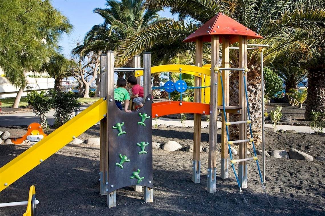 Kinderspielplatz im Freibereich des Dreams Lanzarote Playa Dorada Resort & Spa mit Rutsche und Kletterwand.